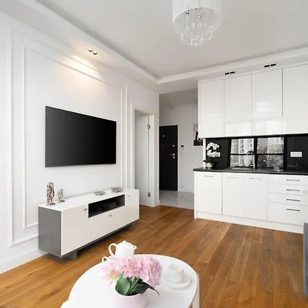Urban Chic - Large & Stylish, Metro Nearby Grzybowska 85-220 Apartment *