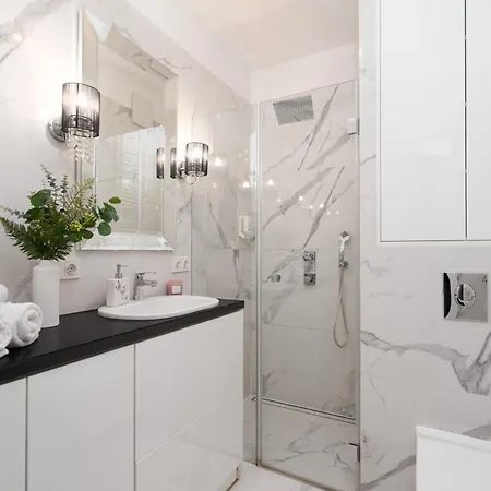 Urban Chic - Large & Stylish, Metro Nearby Grzybowska 85-220 Apartment *
